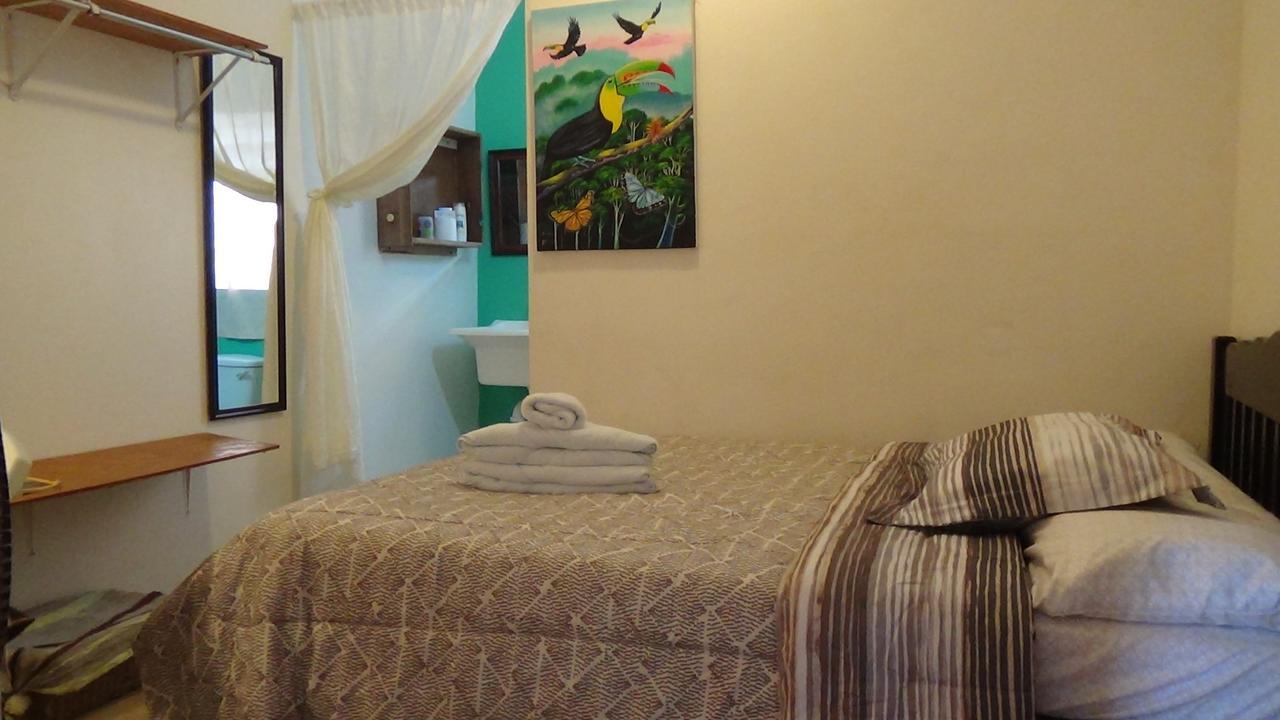 Hacienda Tropical Guest House Belmopan Oda fotoğraf